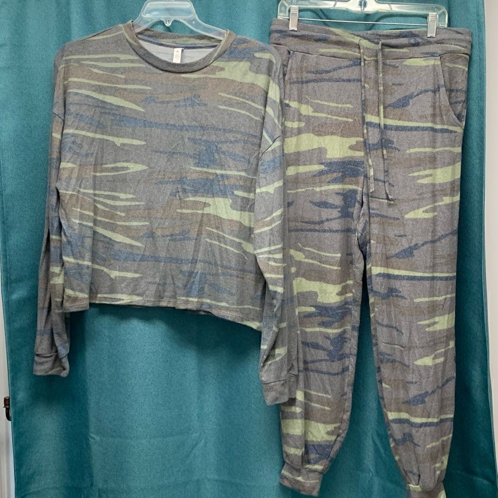 NWT Fornia "Camo" Loungewear Size XL